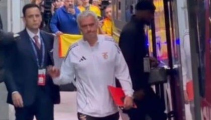 高清无插件NBA直播-为避伯纳乌飞象，穆里尼奥隐身大巴，拒绝温情重逢